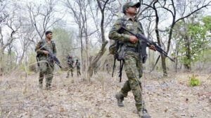 सुरक्षा बलों व नक्सलियों के बीच हुई मुठभेड़ : 2 वर्दीधारी नक्सली ढेर, एसएलआर और इंसास राइफल बरामद