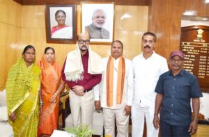 राज्यपाल रमेन डेका से राष्ट्रपति पुरस्कार प्राप्त ढोकरा शिल्प कलाकारों ने की सौजन्य भेंट