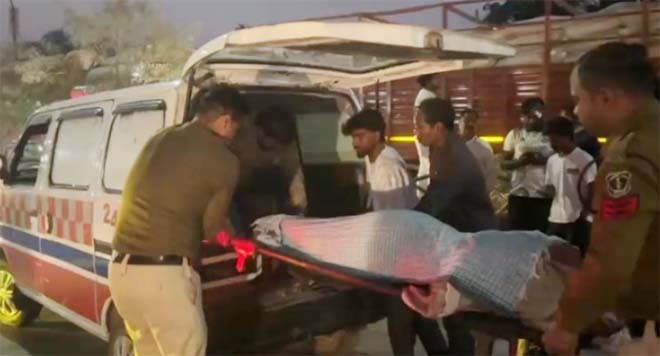 तेज रफ्तार ट्रक ने बाइक सवार को कुचला, मौके पर युवक की मौत