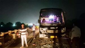 भीषण सड़क हादसा : तेज रफ्तार बस ने बाइक को रौंदा, एक मासूम समेत दो की मौत, दो बच्चे गंभीर घायल