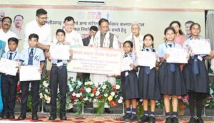 जगदलपुर के श्रमिक की बेटी डिंपल कश्यप अब संस्कार सिटी स्कूल में संवार रही अपना भविष्य