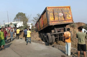 घर में घुसा तेज रफ्तार ट्रेलर, बर्तन धो रही 25 वर्षीय युवती की मौत, आक्रोशित ग्रामीणों ने किया चक्काजाम