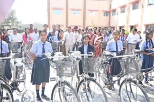उद्योग मंत्री लखन लाल देवांगन ने छात्राओं को बांटी साइकिल, बोले : खूब पढ़े-खूब बढ़े