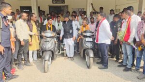 उपमुख्यमंत्री विजय शर्मा की तत्परता से दो दिव्यांगों को मिली स्कूटी, चेहरे पर लौटी मुस्कान