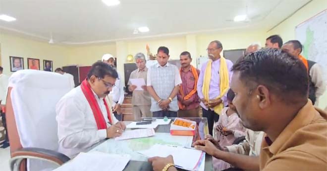 उपमुख्यमंत्री विजय शर्मा ने विधायक कार्यालय में लोगों से की मुलाकात, समस्याओं का निराकरण के लिए दिए निर्देश