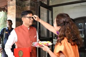 छत्तीसगढ़ की माटी का तिलक लगाकर घर से विधानसभा के लिए निकले वित्त मंत्री ओपी चौधरी