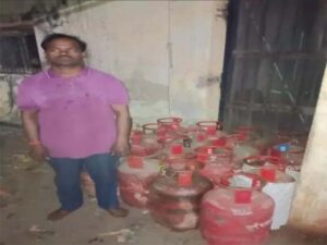 रायपुर में 16 अवैध घरेलू गैस सिलेंडरों के साथ युवक गिरफ्तार