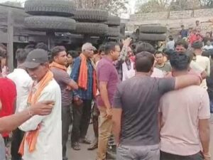तेज रफ्तार ट्रक ने बाइक सवार 3 युवकों को कुचला, तीनों की दर्दनाक मौत, परिजन और ग्रामीणों ने चक्काजाम