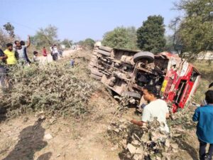तेज रफ्तार और जर्जर सड़क का कहर, यात्रियों से भरी बस पलटी, आधा दर्जन यात्री घायल, मची चीख-पुकार