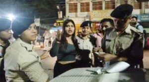 नशे में धुत युवती का हाईवोल्टेज ड्रामा, चेकिंग के दौरान पुलिसकर्मियों से की बदतमीजी, हुई कड़ी चालानी कार्रवाई