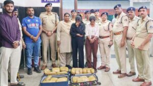रायपुर में 24 किलो गांजे के साथ दो युवतियां गिरफ्तार, सूटकेस को वंदे भारत में छिपाकर ला रही थीं
