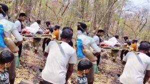 फिर कांवर पर बीमार मरीज : 17 किमी. कान्धे पर लादकर पैदल चले, तब भी नहीं मिली एम्बुलेंस   