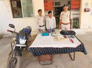शातिर लुटेरा गिरफ्तार : लिफ्ट देने के बहाने महिलाओ को बनाता था शिकार, पुलिस ने किया गिरफ्तार