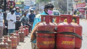 रायपुर में एलपीजी सिलेंडर को लेकर हाहाकार, ज्यादा बुकिंग से ऑनलाइन सिस्टम ठप, प्रशासन ने जब्त किए 741 सिलेंडर
