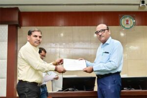 ई-ऑफिस में समयबद्ध कार्य करने और उपस्थिति में श्रेष्ठ प्रदर्शन करने वाले अधिकारी-कर्मचारियों को मुख्य सचिव ने किया सम्मानित
