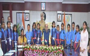 राज्यपाल डेका से धमतरी के सुदूर वनांचल क्षेत्र के प्रतिभाशाली बच्चों ने की आत्मीय मुलाकात, 5-5 हजार रुपये की प्रोत्साहन राशि देने की घोषणा
