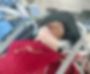 शिक्षिका की दर्दनाक मौत : बेटे के साथ बाइक पर जा रही थी स्कूल, बाइक में फंसी साड़ी का पल्लू