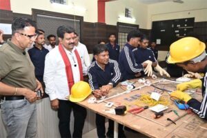 उपमुख्यमंत्री विजय शर्मा ने पुनर्वास केंद्र दंतेवाड़ा में युवाओं से की मुलाकात, पुनर्वासित युवाओं के प्रशिक्षण का किया अवलोकन