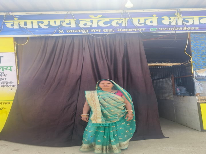पुष्पा ने लिखी आत्मनिर्भरता की नई कहानी, स्व-सहायता समूह से जुड़कर बनीं लखपति दीदी