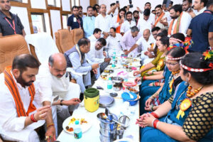 मुख्यमंत्री विष्णुदेव साय ने भाजपा कार्यकर्ताओं को खिलाई भजिया और पताल की चटनी