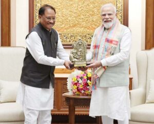 प्रभु श्रीराम के आदर्शों से प्रेरित छत्तीसगढ़ : मुख्यमंत्री श्री साय ने प्रधानमंत्री श्री नरेंद्र मोदी को बेल मेटल निर्मित ‘माता कौशल्या के राम’ कलाकृति की भेंट