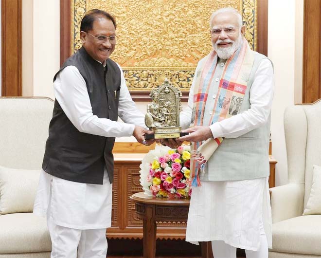 प्रभु श्रीराम के आदर्शों से प्रेरित छत्तीसगढ़ : मुख्यमंत्री श्री साय ने प्रधानमंत्री श्री नरेंद्र मोदी को बेल मेटल निर्मित ‘माता कौशल्या के राम’ कलाकृति की भेंट