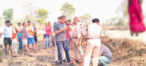 एक ही पेड़ पर लटकती मिली शादीशुदा 40 वर्षीय महिला और 25 वर्षिय युवक की लाश, मचा हड़कंप