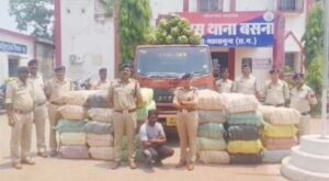 केले की आड़ में गांजा तस्करी, देख पुलिस के भी उड़ गए होश, करोड़ों के माल के साथ तस्कर गिरफ्तार 
