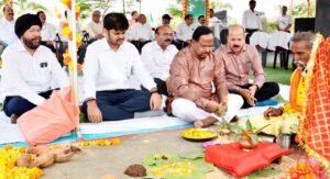 कृषि मंत्री श्री नेताम ने मिट्टी एवं बीजों की पूजा की और ट्रैक्टर चलाकर बीजों की बुआई की, कृषि विश्वविद्यालय में मनाया गया अक्ती तिहार