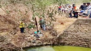 कुंए में मिला बोरी में बंद युवक का शव : पहचान छिपाने पत्थर से कुचला सिर, पुलिस जांच मे जुटी