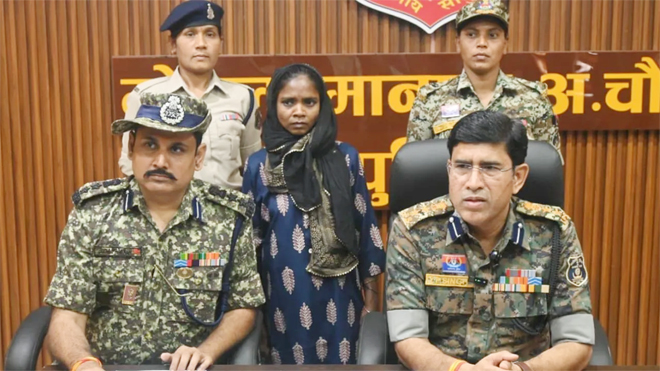 1 लाख की इनामी महिला नक्सली ने किया आत्मसमर्पण, बोली- विचारधारा खोखली, संविधान पर भरोसा