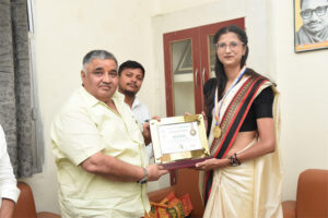 छत्तीसगढ़ की बेटी शिवानी सोनी ने रचा इतिहास : अंतर्राष्ट्रीय गोल्फ खिलाड़ी ‘इंटरनेशनल बुक ऑफ रिकॉर्ड्स’ से सम्मानित, मंत्री राजेश अग्रवाल ने की मुलाकात कर दी बधाई