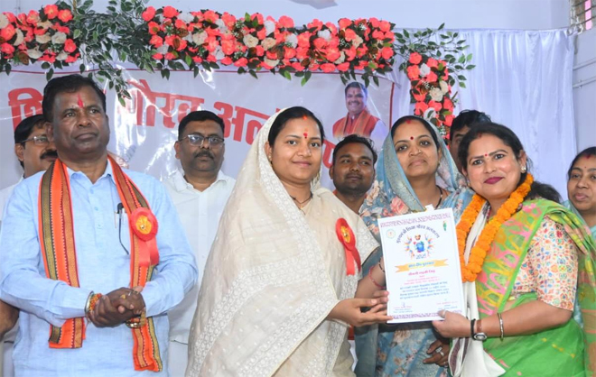 शिक्षकों के समर्पण से ही होगा शिक्षा का सशक्त निर्माण : मंत्री श्रीमती लक्ष्मी राजवाड़े