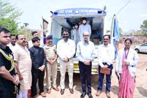 राज्यपाल रमेन डेका ने बेहराखार में पीएम जनमन अंतर्गत संचालित मोबाइल मेडिकल यूनिट का किया अवलोकन