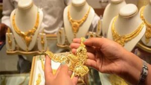 शादियों के सीजन में चांदी की चमक पड़ी फीकी, सोने की कीमत भी स्थिर, जानें रेट