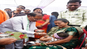 ’मुख्यमंत्री विष्णु देव साय ने बच्चों को कराया अन्नप्राशन, गर्भवती महिलाओं की गोदभराई कार्यक्रम में दी शुभकामनाएं’