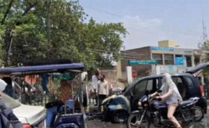 भीषण गर्मी का कहर, काली बाड़ी चौक के पास कार में लगी आग, मचा हड़कंप