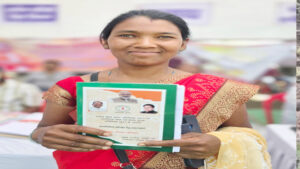 ’सुशासन तिहार में अलमा टोप्पो की वर्षों पुरानी समस्या का हुआ समाधान’, ’जनसमस्या निवारण शिविर में हाथों-हाथ मिला राशन कार्ड