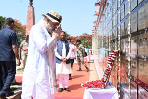 केंद्रीय गृहमंत्री अमित शाह ने अमर वाटिका में शहीदों को दी श्रद्धांजलि, परिजनों से की आत्मीय मुलाकात
