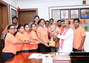 उप मुख्यमंत्री अरुण साव से फेडरेशन कप मिक्स्ड नेटबॉल चैंपियनशिप में रजत पदक जीतने वाले खिलाड़ियों ने की मुलाकात