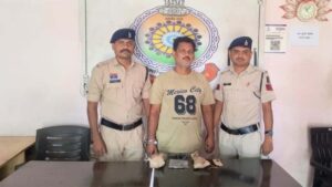 देशी कट्टा और जिंदा कारतूस के साथ युवक गिरफ्तार, बेचने के फिराक में था आरोपी, दो लाख कैश भी बरामद