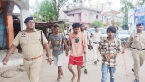 बाइक टकराने के विवाद पर बदमाशों ने चाकू से किया हमला,  पुलिस ने निकाला जुलूस