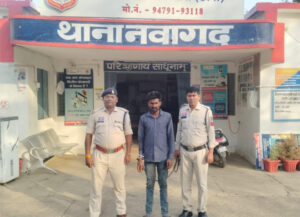 घर में घुसा था चोरी करने, मकान मालिक को देखकर अपना ही बाइक समेत मोबाइल छोड़कर भागा चोर