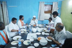 सुशासन तिहार : मुख्यमंत्री विष्णु देव साय ने बैगा समाज के साथ किया सामूहिक भोजन, आत्मीय संवाद से मजबूत हुआ विश्वास