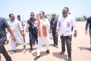 भैंसामुड़ा में उतरा मुख्यमंत्री साय का उड़नखटोला, क्रिकेट मैदान बच्चों के साथ खेला क्रिकेट, ग्रामीण बच्चों से किया संवाद