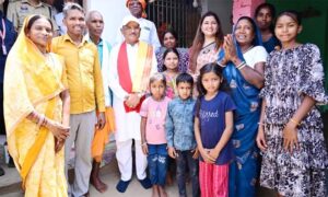 एक ग्रामीण का न्योता, मुख्यमंत्री का अपनापन – प्रधानमंत्री आवास से साकार हुआ सपना, मुख्यमंत्री ने कराया गृह प्रवेश