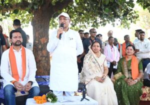 कटहल–गुलमोहर की छांव में सजी चौपाल, मुख्यमंत्री ने सरोधी में सुनी जनता की आवाज