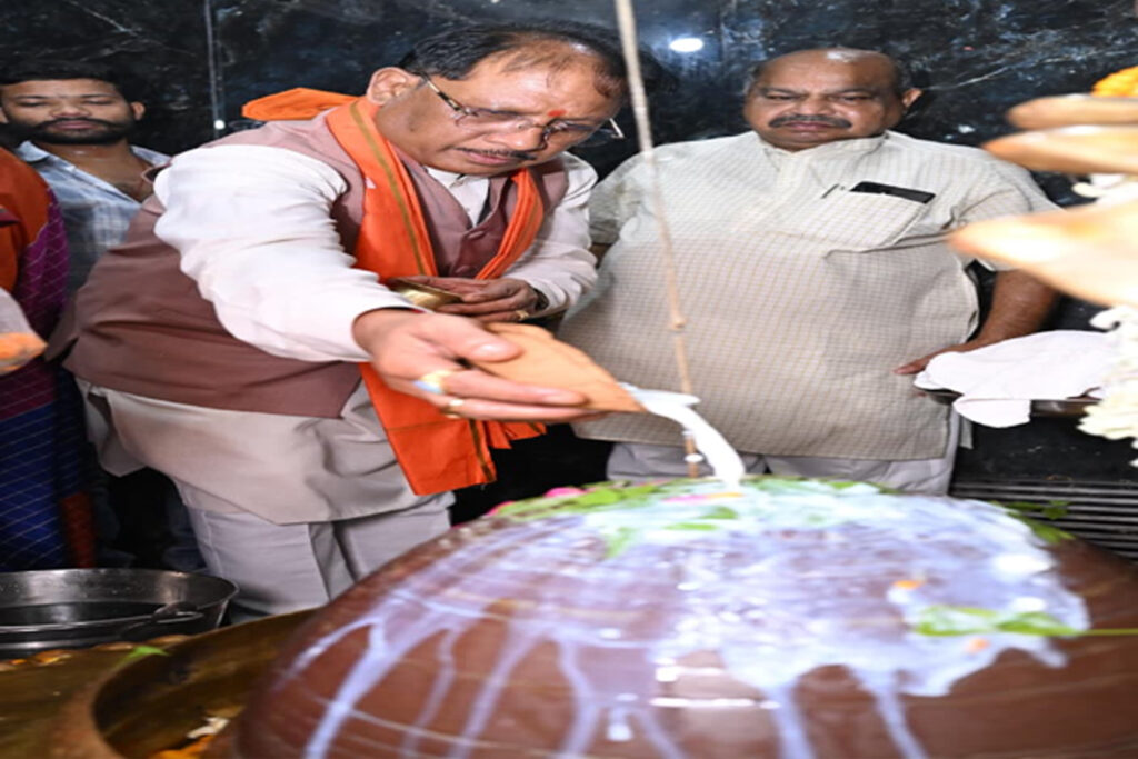 ’मुख्यमंत्री ने हाटकेश्वर महादेव मंदिर में पूजा-अर्चना कर प्रदेशवासियों के सुख समृद्धि की कामना की’