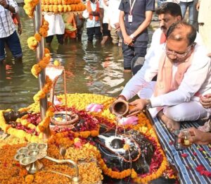 जलेश्वर महादेव धाम में मुख्यमंत्री विष्णुदेव साय ने किया जलाभिषेक : प्रदेश की सुख-समृद्धि की कामना की