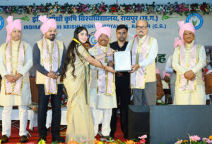 ’वैज्ञानिकों द्वारा विकसित नई फसल किस्मों और आधुनिक तकनीकों से किसानों को मिल रहा है लाभ – मुख्यमंत्री श्री साय’